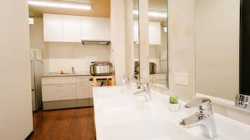 House, 4 Bedrooms | Bathroom | Separate tub and shower, deep soaking tub, hair dryer, towels