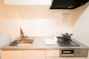 Refrigerador, microondas, placa de cocina, utensilios de cocina