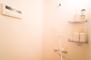 Apartment, 1 Schlafzimmer | Badezimmer | Badewanne und Dusche (separat), Komfortbadewanne, Haartrockner