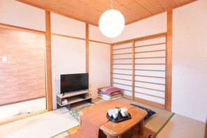 하우스, 침실 3개 | 거실 공간 | 평면 TV