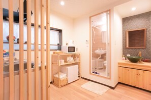 Casa, 3 habitaciones | Cocina privada | Refrigerador, microondas, parrilla de estufa y utensilios de cocina 