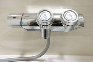 Căn hộ, 1 phòng ngủ | Tiện nghi phòng tắm | Vòi sen/bồn tắm kết hợp, bồn tắm ngâm, máy sấy tóc, khăn tắm