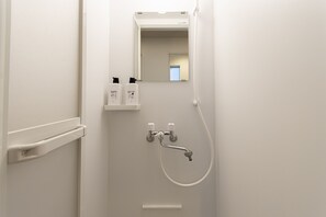 Appartement, 1 chambre | Salle de bain | Douche, séchoir à cheveux, serviettes fournies, shampooing