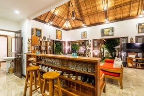60-inch flat-screen TV with satellite channels, TV - Madu Seminyak (Seminyak)