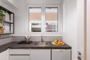 Réfrigérateur, four, plaque de cuisson, cafetière/bouilloire