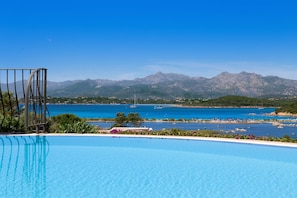 Una piscina al aire libre, una piscina climatizada