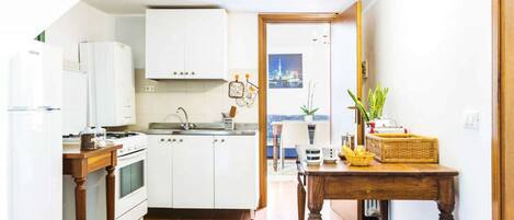 Een koelkast, een magnetron, een oven, een koffiezetapparaat/waterkoker