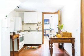 Kühlschrank, Mikrowelle, Ofen, Wasserkocher mit Kaffee-/Teezubehör