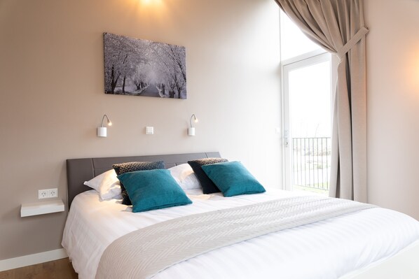 Cabin (Teuntje Johanna) | Individually furnished, laptop workspace, blackout drapes, soundproofing - Ruyge Weyde Logies -The Farmer's Daughter (Oudewater)