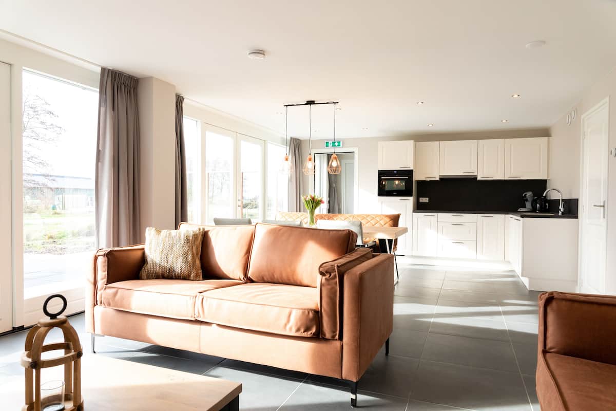 Cabin (Hester Elizabeth) | Living room | Flat-screen TV, toys