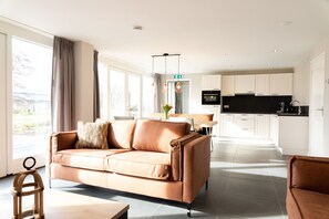 Cabin (Hester Elizabeth) | Living room | Flat-screen TV, toys - Ruyge Weyde Logies -The Farmer's Daughter (Oudewater)