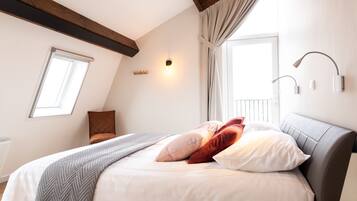 Cabin (Teuntje Johanna) | Individually furnished, laptop workspace, blackout curtains