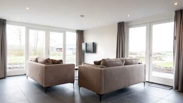 Cabin (Teuntje Johanna) | Living room | Flat-screen TV, toys