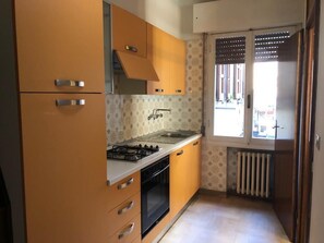 Frigorifero, forno, piano cottura, pentole/stoviglie/utensili