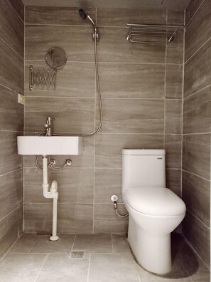 Gallery Double Room | Bathroom | Shower, free toiletries, hair dryer, slippers