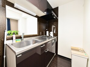 Kjøleskap, mikrobølgeovn, kokeplater og kjøkkenutstyr