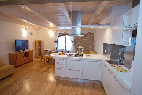 Appartamento familiare, 2 camere da letto, 2 bagni, lato montagna (Appartamento Malù Morgana) | Cucina privata | Frigorifero con congelatore, microonde, piano cottura, lavastoviglie