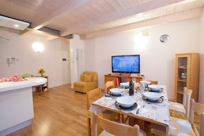 Appartamento familiare, 2 camere da letto, 2 bagni, lato montagna (Appartamento Malù Morgana) | Sala da pranzo