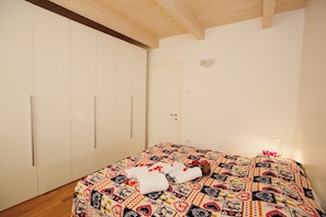 Appartamento familiare, 2 camere da letto, 2 bagni, lato montagna (Appartamento Malù Morgana) | 2 camere, ferro/asse da stiro, Wi-Fi gratuito, lenzuola