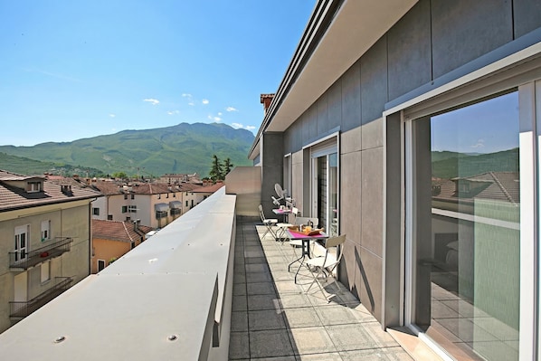Family Apartment, Multiple Bedrooms (Breath of Lake Garda Apartment) | Outdoor dining