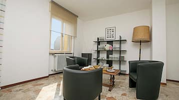 Departamento familiar, varias habitaciones (Breath of Lake Garda Apartment) | Sala de estar | Televisión de pantalla plana