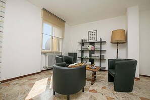Perhehuoneisto, useita makuuhuoneita (Breath of Lake Garda Apartment) | Olohuone | Taulutelevisio