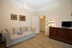 Appartamento familiare, camere multiple (Appartamento Città Riva) | Area soggiorno | TV a schermo piatto