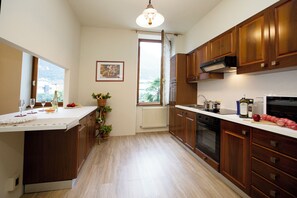 Family Apartment, Multiple Bedrooms (Appartamento Città Riva) | Private kitchen | Full-size fridge, microwave, oven, stovetop - Appartamento Città Riva (Riva del Garda)