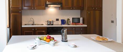 Appartamento familiare, 2 camere da letto (Appartamento Città Riva) | Cucina privata | Frigorifero con congelatore, microonde, forno, piano cottura