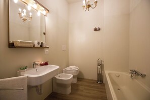 Family Apartment, Multiple Bedrooms (Appartamento Città Riva) | Bathroom | Bathtub, hair dryer, bidet, towels - Appartamento Città Riva (Riva del Garda)