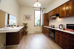 Appartamento familiare, camere multiple (Appartamento Città Riva) | Cucina privata | Frigorifero con congelatore, microonde, forno, piano cottura