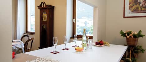 家庭公寓, 多间卧室 (Appartamento Città Riva) | 用餐