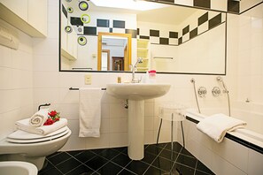 Family Apartment, Multiple Bedrooms, 2 Bathrooms (Elegance Suite Isabella) | Bathroom | Combined shower/tub, rainfall showerhead, hair dryer, bidet - Appartamento Emma (Riva del Garda)