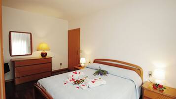 2 Schlafzimmer, BĂŒgeleisen/BĂŒgelbrett, kostenloses WLAN, BettwĂ€sche