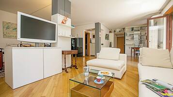 Familielejlighed - 2 soveværelser - 2 badeværelser (Elegance Suite Isabella) | Opholdsområde | Fladskærms-tv