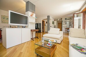 Familielejlighed - 2 soveværelser - 2 badeværelser (Elegance Suite Isabella) | Opholdsområde | Fladskærms-tv