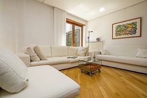 Apartamento família, vários quartos, 2 banheiros (Elegance Suite Isabella) | Área de estar | TV de tela plana