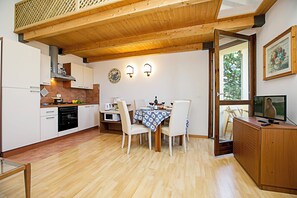 Perhehuoneisto, useita makuuhuoneita (Appartamento Villa Lina) | Yksityinen keittiö | Täysikokoinen jääkaappi, mikroaaltouuni, uuni, liesi