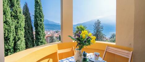 Family Apartment, 1 Bedroom, Balcony (Appartamento Villa Lina with Lake) | Outdoor dining