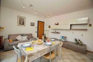 Family Apartment, Multiple Bedrooms (Appartamento Lara) | Dining