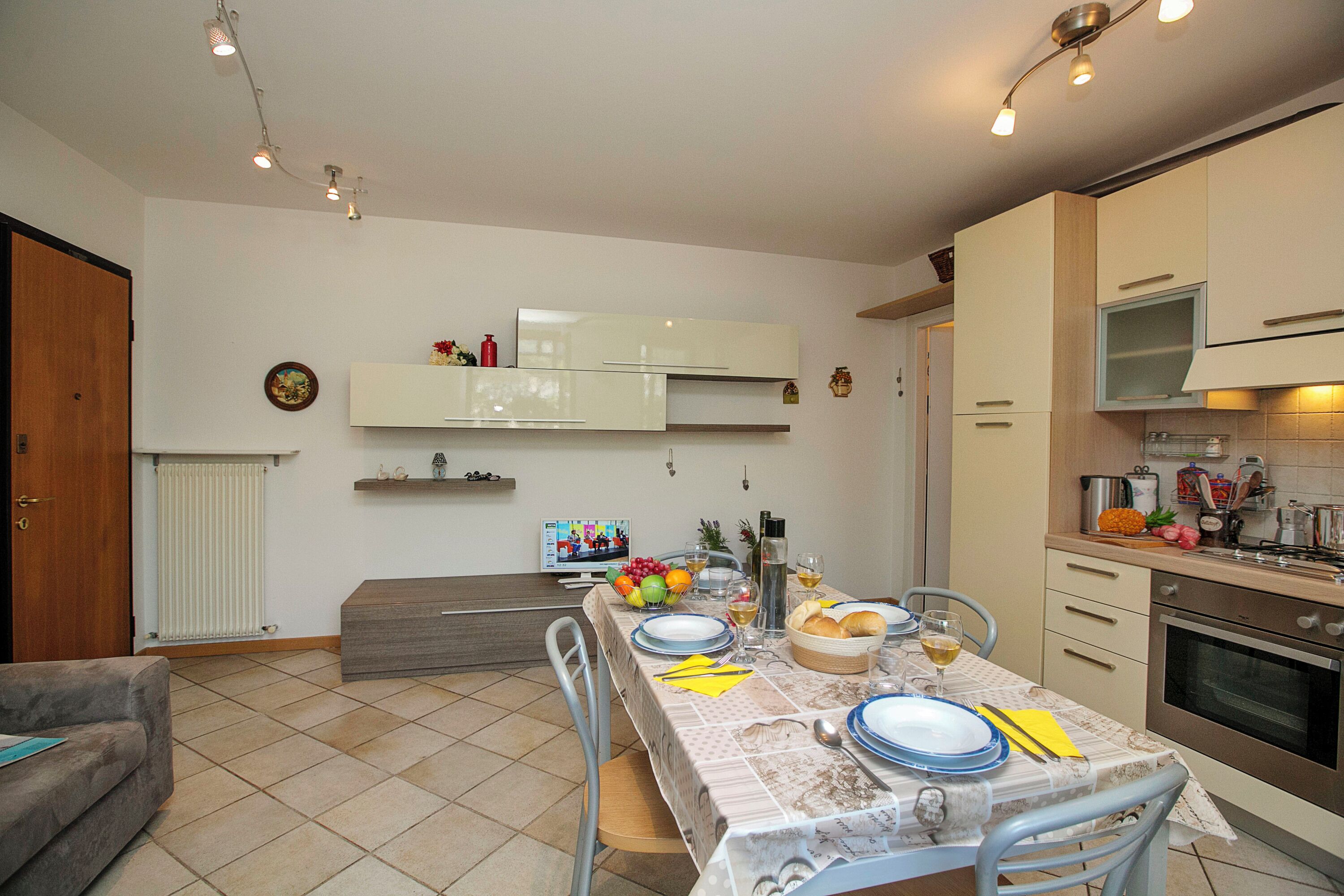 Full-sized fridge, microwave, oven, stovetop