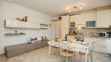 Full-size fridge, microwave, oven, stovetop