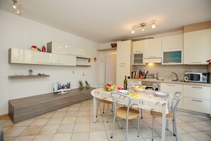 Full-sized fridge, microwave, oven, stovetop - Appartamento Lara (Riva del Garda)