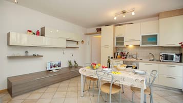 Familienapartment, 1 Schlafzimmer (Appartamento Lara) | Eigene KĂŒche | GroĂer KĂŒhlschrank, Mikrowelle, Ofen, Herdplatte