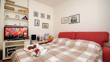 Family Apartment, Multiple Bedrooms, Lakeside (Appartamento Centro Storico Riva 2) | 1 bedroom, iron/ironing board, free WiFi, bed sheets