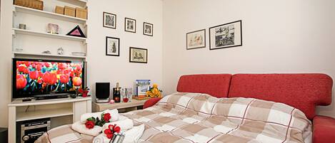 Family Apartment, Multiple Bedrooms, Lakeside (Appartamento Centro Storico Riva 2) | 1 bedroom, iron/ironing board, free WiFi, bed sheets