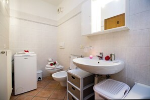 Appartement Familial, plusieurs chambres, en bord de lac (Appartamento Centro Storico Riva 2) | Salle de bain | Douche, douche à « effet pluie », sèche-cheveux, bidet