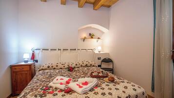 Departamento familiar, varias habitaciones (Appartamento Centro Storico Riva) | 1 habitación, tabla de planchar con plancha, wifi gratis y ropa de cama