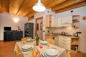 家庭公寓, 多間臥室 (Appartamento Centro Storico Riva) | 私人廚房 | 電冰箱、微波爐、爐台、電熱水壺