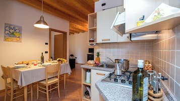 Familienapartment, Mehrere Schlafzimmer (Appartamento Centro Storico Riva) | Eigene Küche | Kühlschrank, Mikrowelle, Herdplatte, Wasserkocher